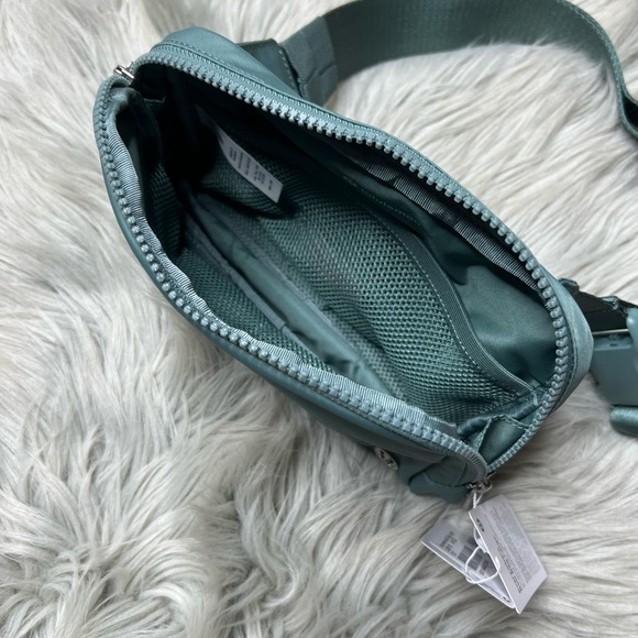 Lululemon everywhere belt bag - Picture 6 of 7